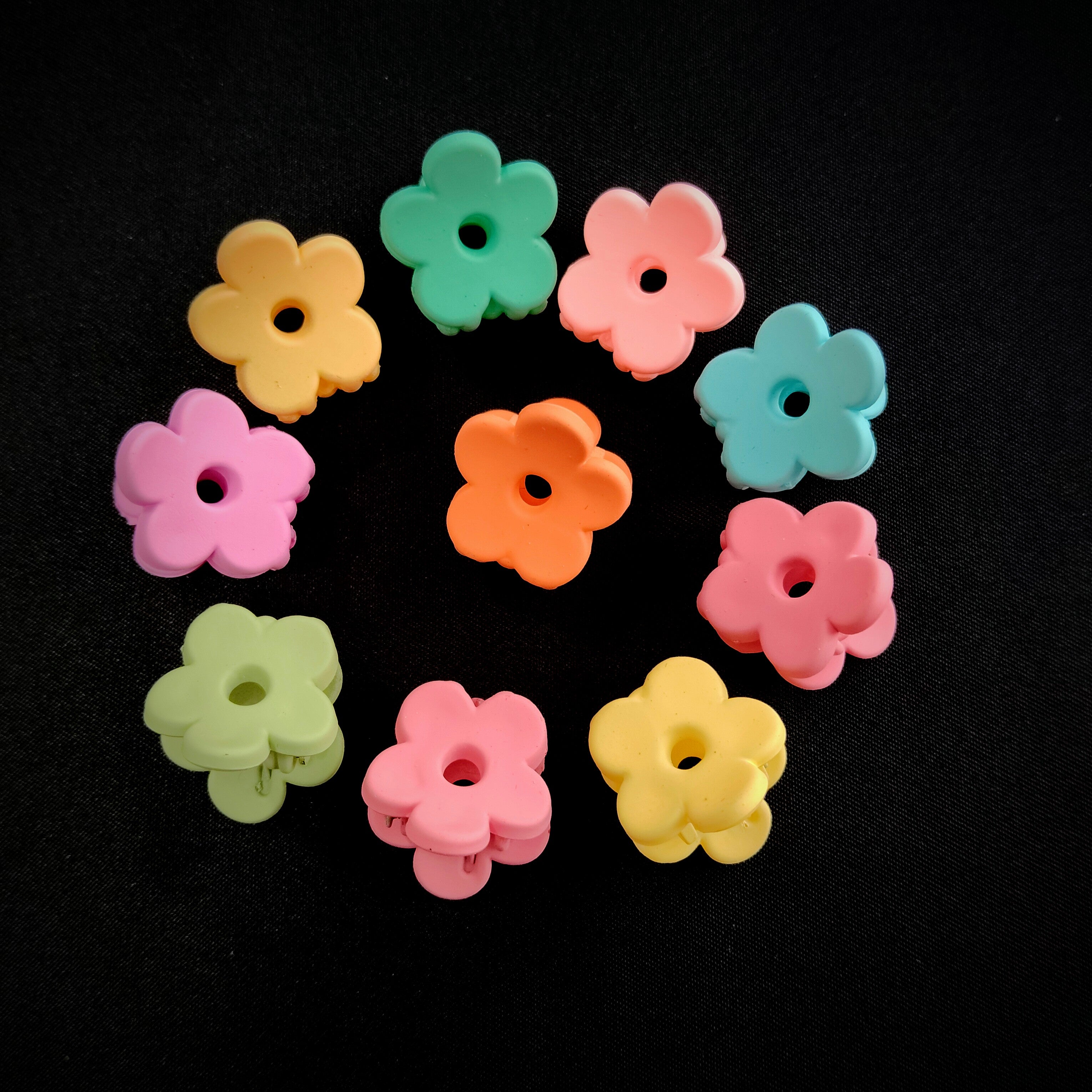 Pastel Flower Hair Claw Clips – Mini Daisy Y2K Accessories, fringe clips, toddler claw clips, mini ladies claw clip, pretty hair clips